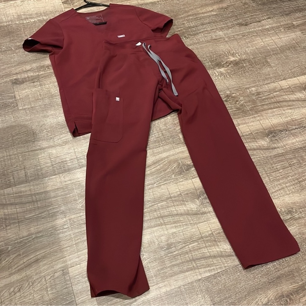 Like new maroon Figs scrub bottoms